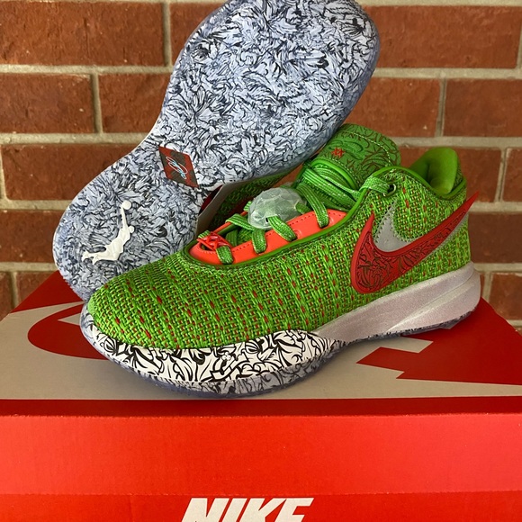 Nike Lebron 20 Stocking Stuffer Size 7 Womens Grinch Green Red New Sneakers Shoe - Picture 2 of 12